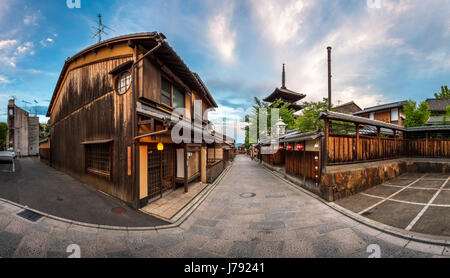 Panorama de la Pagode Yasaka et Sannen Zaka Rue du matin, Gion, Kyoto, Japon Banque D'Images