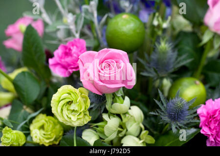 Une rose rose dans un arrangement de fleurs de printemps. Banque D'Images