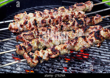 Brochettes barbecue Brochettes de viande sur un grill, selective focus Banque D'Images