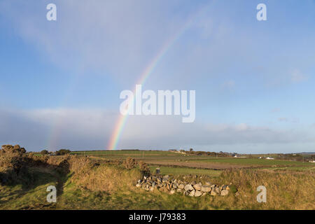 Double arc-en-ciel en milieu rural campagne irlandaise Banque D'Images