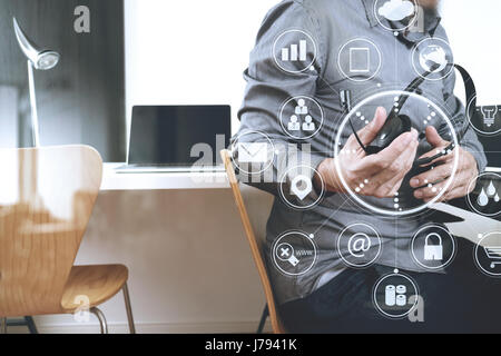 L'homme à l'aide de VOIP casque avec ordinateur portable et tablette numérique comme la communication concept,elle,support centre d'appels et customer service help desk avec vir Banque D'Images