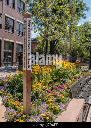 Que la paix règne sur terre, et le jardin, place de la vieille ville, Fort Collins, Colorado. Banque D'Images