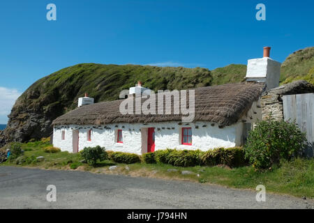 Niarbyl, Île de Man, montrant la plage, baie, rangée de cottages et une cabane de pêcheur, utilisé pour le tournage de 'Waking Ned Devine'. Banque D'Images
