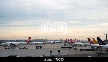 Les avions de la Turkish Airlines à l'aéroport Atatürk d'Istanbul (IST) code de l'aéroport. Banque D'Images