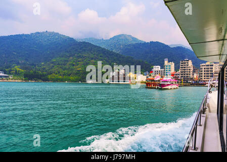 NANTOU, TAIWAN - Mai 06 : c'est un point de vue d'un port et les montagnes prises à partir d'un bateau sur le lac Sun Moon, une destination touristique populaire, le 6 mai 2017 dans Banque D'Images