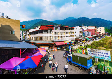 NANTOU, TAIWAN - Mai 06 : c'est un petit village avec les vendeurs de marché pensions et petits hôtels à Sun Moon Lake où de nombreux touristes viennent à une boutique Banque D'Images