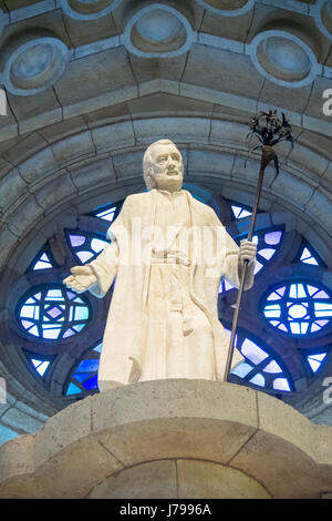 Le transept et permanent à la sculpture du nord-est dans le transept de la Sagrada Familia, Barcelone, Espagne. Banque D'Images