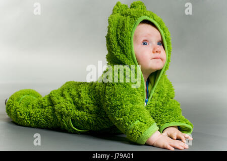 Capot vert bébé enfant déguisé costume costume bleu vêtements vêtements tout-petits Banque D'Images