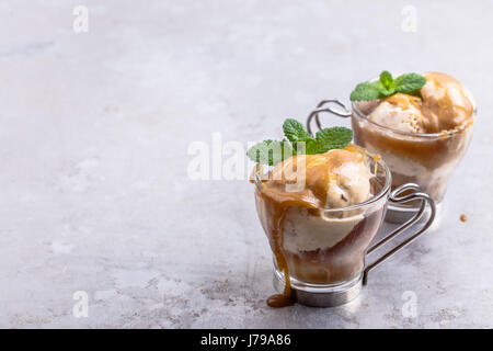 Cold brew café glacé fait maison avec sauce au caramel sur fond gris clair, facile et élégant dessert d'été Banque D'Images
