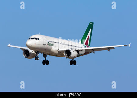 Alitalia Airbus A319-112 [EI-IMH] dans la dernière livrée pour Alitalia piste d'atterrissage 31. Banque D'Images