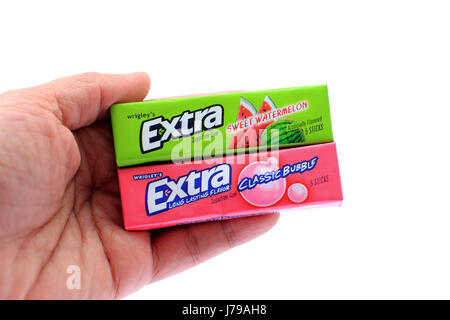 Wrigley's Hand holding Chewing-gum contre isolé sur fond blanc Banque D'Images