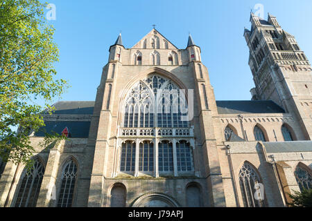 Cathédrale Sint-Salvator à journée ensoleillée à Bruges, Belgique. Banque D'Images