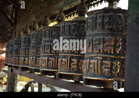 Rangée de fûts de prière bouddhiste en rouleaux roues Swayambhu Temple de Swayambhunath Banque D'Images