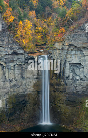 La couleur de l'automne entoure Taughannock Falls à Taughannock Falls State Park à New York. USA Banque D'Images