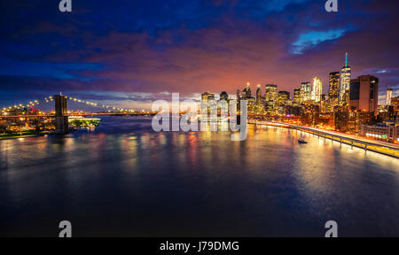 New York city skyline.Vue de Broklyn pont sur l'East River et de Manhattan de nuit Banque D'Images