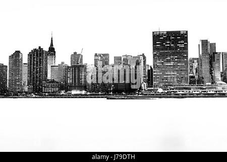 New York City waterfront skyline. Vue de l'Empire state building, bâtiment de l'ONU le noir et blanc Banque D'Images