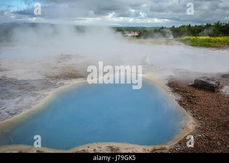 Parc du geyser en Islande - des trous dans le sol rempli d'eau chaude avec de la vapeur provenant d'eux Banque D'Images