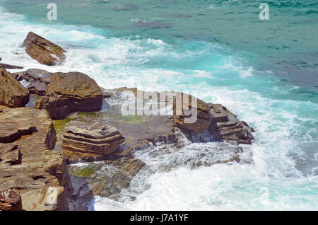 Plus de vagues se brisant sur les plates-formes de grès , Côte de Garie Beach, le Royal National Park, Sydney Banque D'Images