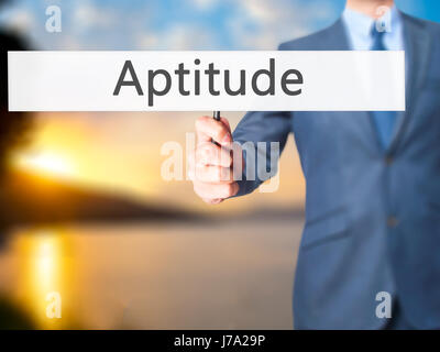 Aptitude - Business man showing signe. Le commerce, la technologie, internet concept. Stock Photo Banque D'Images