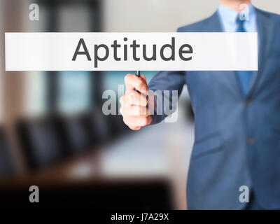 Aptitude - Business man showing signe. Le commerce, la technologie, internet concept. Stock Photo Banque D'Images