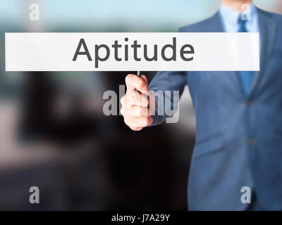 Aptitude - Business man showing signe. Le commerce, la technologie, internet concept. Stock Photo Banque D'Images