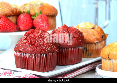 Variété de délicieux muffins petit déjeuner servi sur des plateaux avec des fraises Banque D'Images