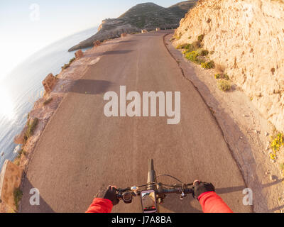 Espagne, Andalousie, Cabo de Gata, point de vue personnel de cycliste sur une rue Banque D'Images