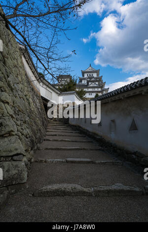 Vue sur le chemin de l'escalier qui mène à l'hotel, qui se trouve en haut de la colline, près de toucher le visage bouffi, les nuages blancs. Banque D'Images