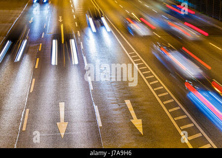 Deutschland, Bade-Wurtemberg, Stuttgart, B14, Bundesstraße, automobiles, Pfeile, Lichtspur, Verkehr, Straßenverkehr, Balkon, Lichter, Rücklichter Banque D'Images