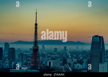 Un voile de brume bleue plane sur la belle ville de Tokyo Tout comme le soleil se lève derrière le Mont Fuji, la création d'une atmosphère mystique. Banque D'Images