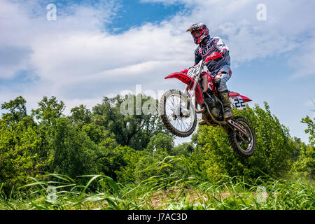 Uzhgorod, Ukraine - Mai 21, 2017 : moto hors route saut extrême. Régional de Transcarpathie Motocross Championship Banque D'Images