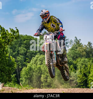 Uzhgorod, Ukraine - Mai 21, 2017 : Dirt Bike Jumping. Régional de Transcarpathie Motocross Championship Banque D'Images