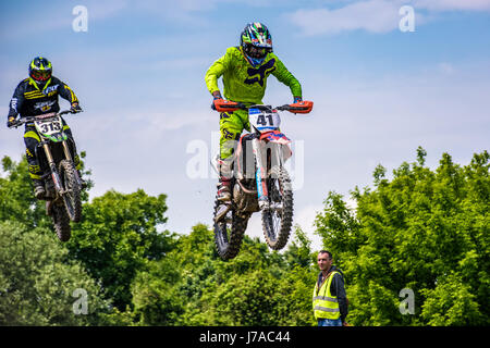 Uzhgorod, Ukraine - Mai 21, 2017 : enduro extrême moto sport Bike Jumping. Régional de Transcarpathie Motocross Championship Banque D'Images