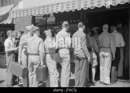 Les soldats de Fort Benning au terminal de bus à Columbus, Géorgie, 1941. Banque D'Images