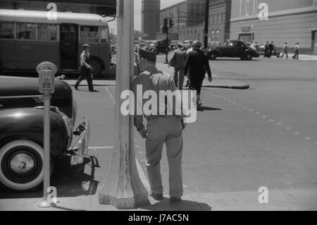 Soldat de Fort Benning sur une rue à Columbus, Géorgie, 1941. Banque D'Images