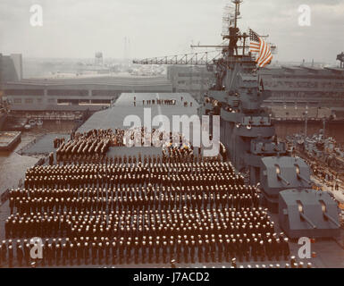 USS Yorktown crew est de l'attention à l'arsenal de Norfolk, Virginie, 1943. Banque D'Images