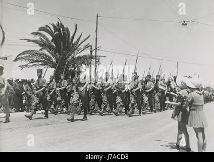 Deux enfants français forme comme les troupes françaises en mars dans la revue de la victoire des alliés, Tunisie, 1943. Banque D'Images