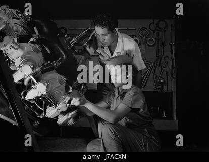 Un mécanicien expert montre un étudiant les astuces d'un avion moteur, 1942. Banque D'Images