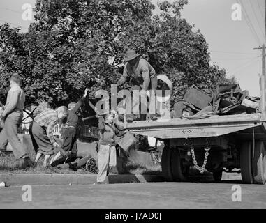 Les jeunes Aider à charger un camion de ferraille pour don à leurs industries de guerre, 1942. Banque D'Images