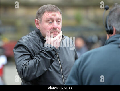 Happy Mondays singer Shaun Ryder est interviewé à l'extérieur Manchester Town Hall après un attentat suicide qui a tué 22 personnes en laissant un concert pop à la Manchester Arena lundi soir. Banque D'Images