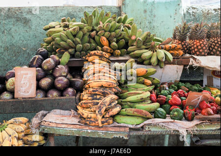 Stand de fruits et légumes au marché local dans la rue Neptuno, La Havane, Cuba Banque D'Images