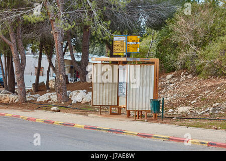 Ariel - 03 janvier 2017 : arrêt de bus vide à Ariel, Israël Banque D'Images