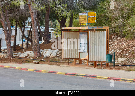 Ariel - 03 janvier 2017 : arrêt de bus vide à Ariel, Israël Banque D'Images