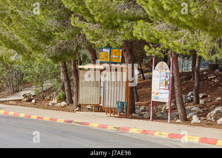 Ariel - 03 janvier 2017 : arrêt de bus vide à Ariel, Israël Banque D'Images