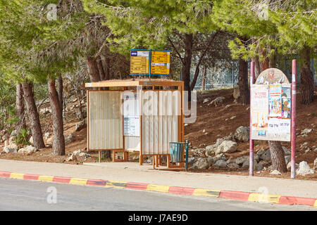 Ariel - 03 janvier 2017 : arrêt de bus vide à Ariel, Israël Banque D'Images