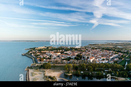 France, Charente Maritime, île d'Oléron, Château d'Oléron, Ctadelle et le pont loin (vue aérienne) Banque D'Images