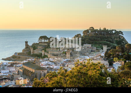 Espagne, Catalogne, Costa Brava, Tossa de Mar, Vila Vella ou la vieille ville et la ville au lever du soleil Banque D'Images