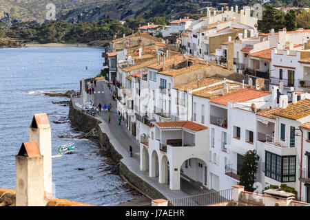 Espagne, Catalogne, Costa Brava, Cadaques, rue d'en Pitxot et bord de mer Banque D'Images