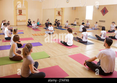 Les gens de la diversité de la classe exercice yoga Concept Détente Banque D'Images