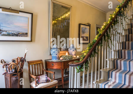 Roger Oates striped runner on staircase en fête entrée avec paire de pots gingembre chinois Banque D'Images